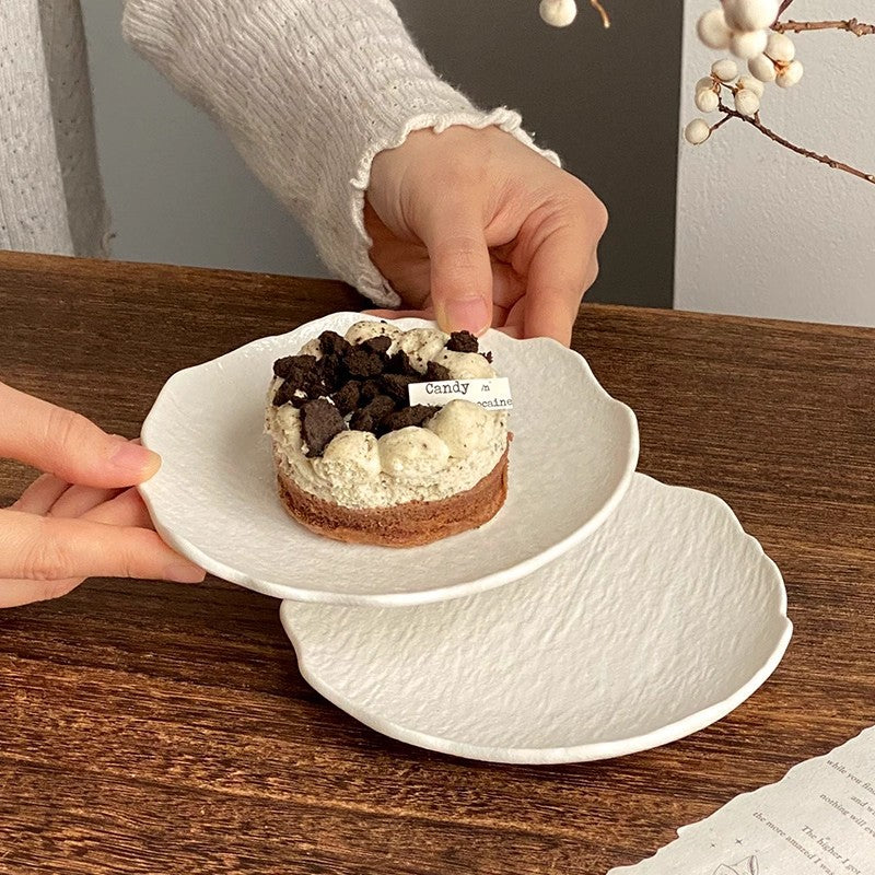 14cm PP Dessert Plate – Irregular Wavy Edge Plastic Serving Dish for Café, Bakery