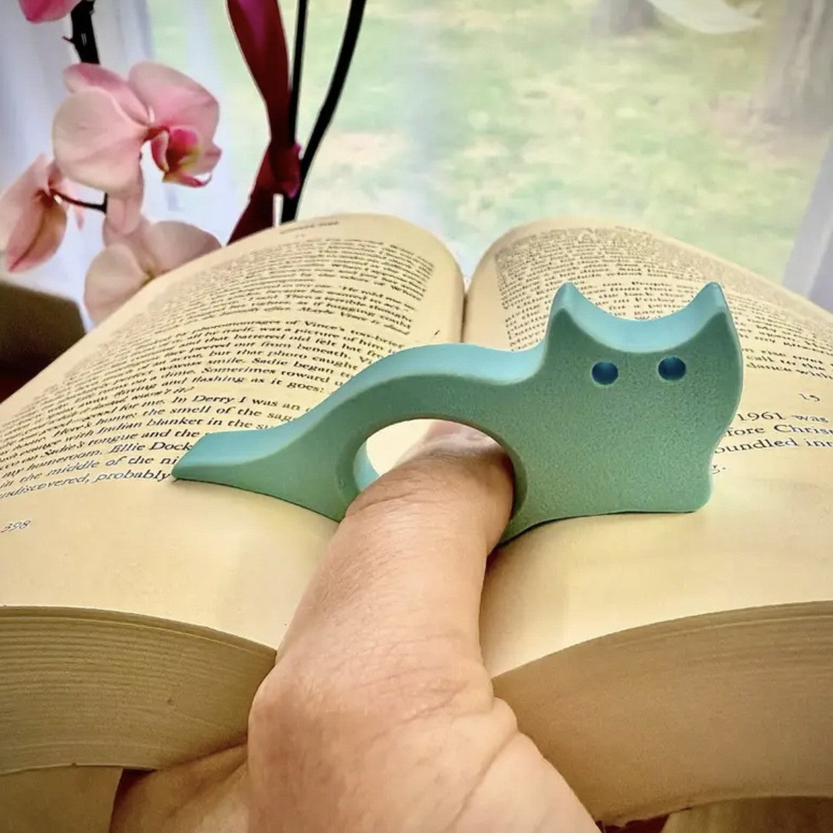 Cat Shape Thumb Book Holder – Portable Page Holder Ring for Reading, Book Lovers & Hands-Free Page Support