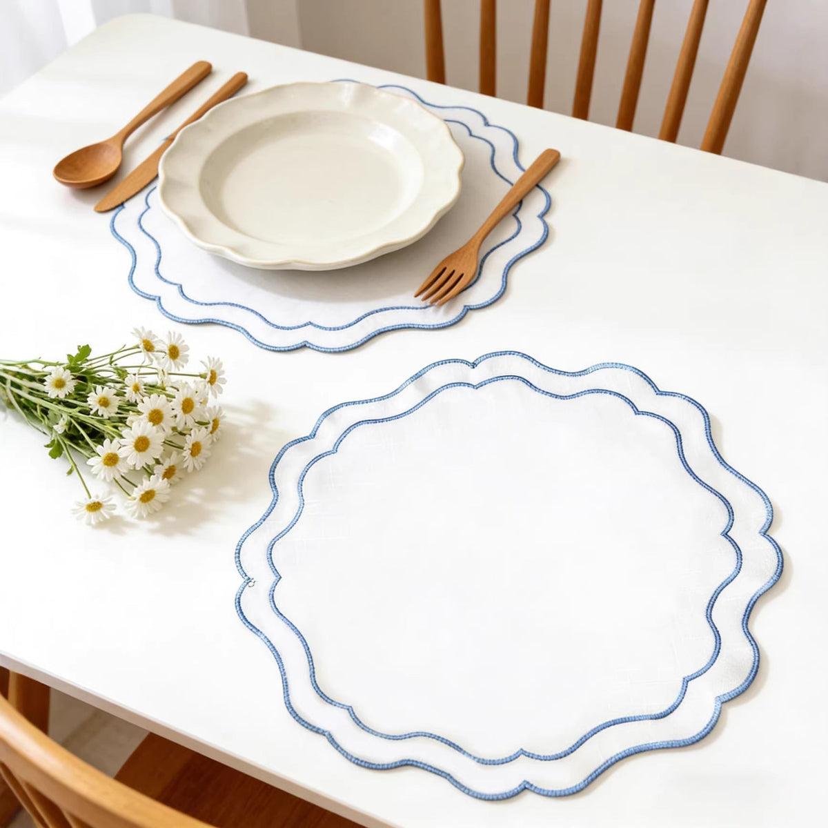 19.64-Inch Embroidered Canvas Placemat – Round Scalloped Table Mat with Blue Trim