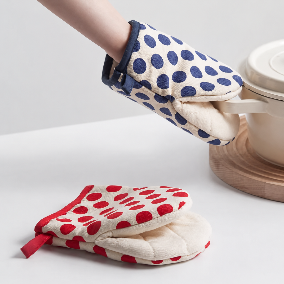 Cotton Polka Dot Oven Mitt – Heat-Resistant Padded Kitchen Glove with Hanging Loop, Red or Blue